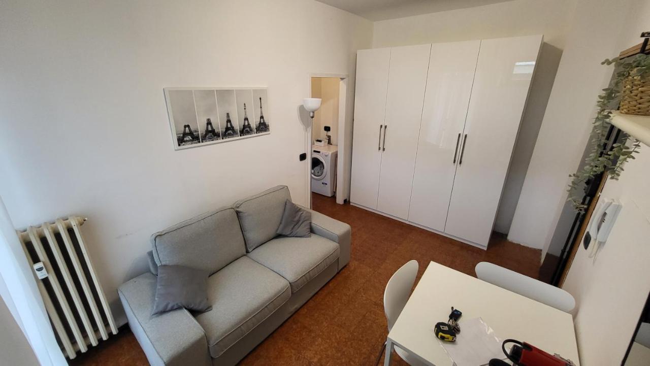 Appartamento Di Fronte All'Ospedale Módena Exterior foto